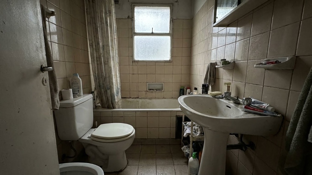 Baño antiguo en departamento de CABA antes de la reforma integral por AlbornozObras